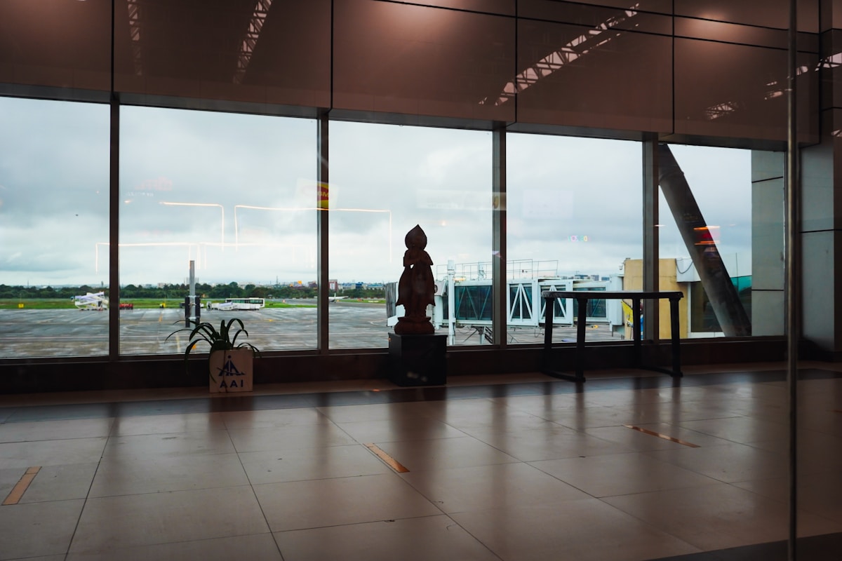 Airport lounge met uitzicht op het platform — loungeoorlog